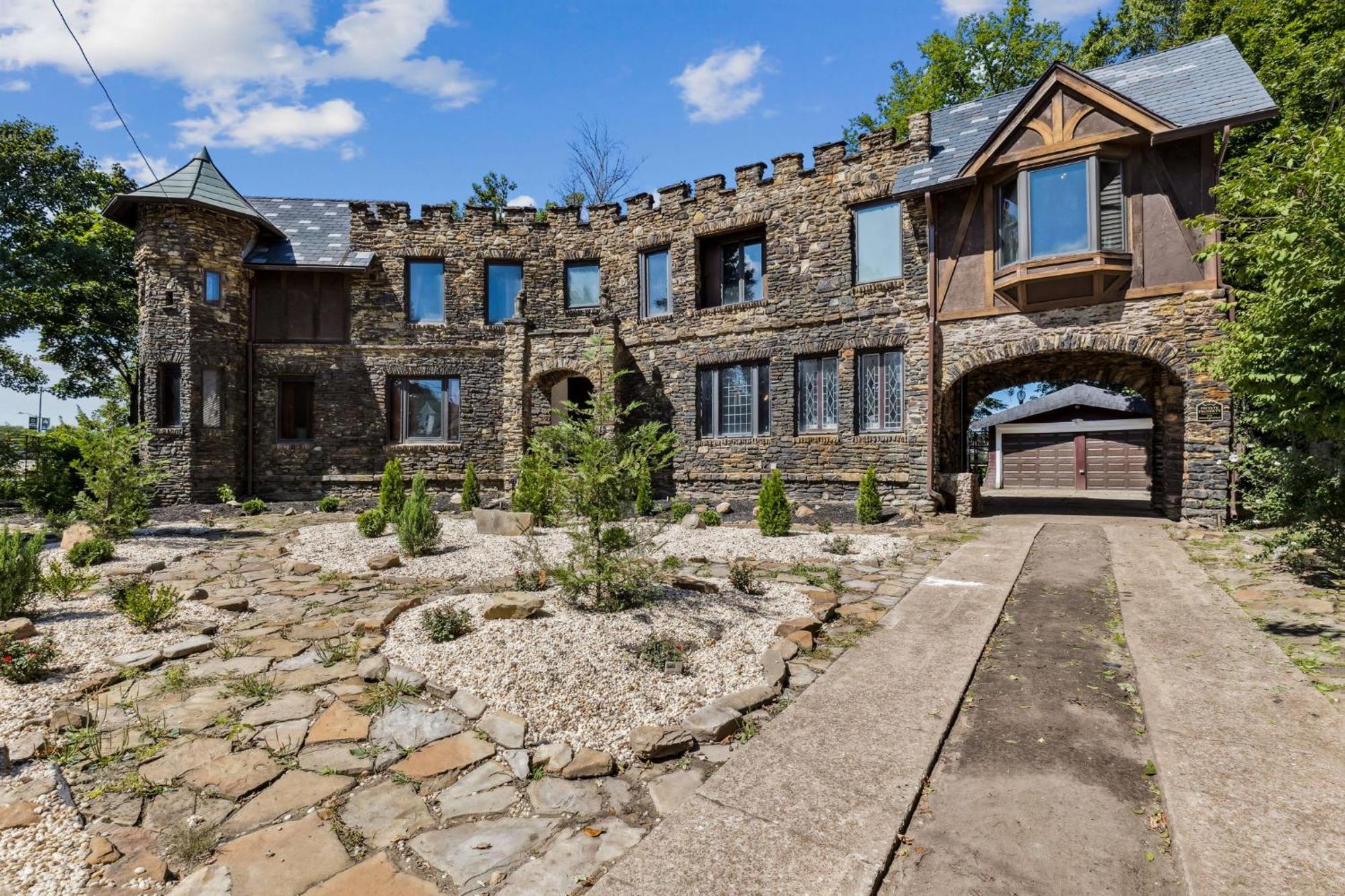 Enchanted Castle - Your Royal Getaway Awaits Cleveland
