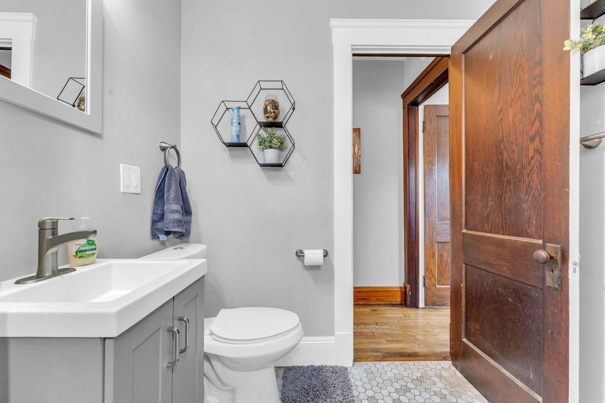 Apartment Beautifully Remodeled Duplex In West Blvd *