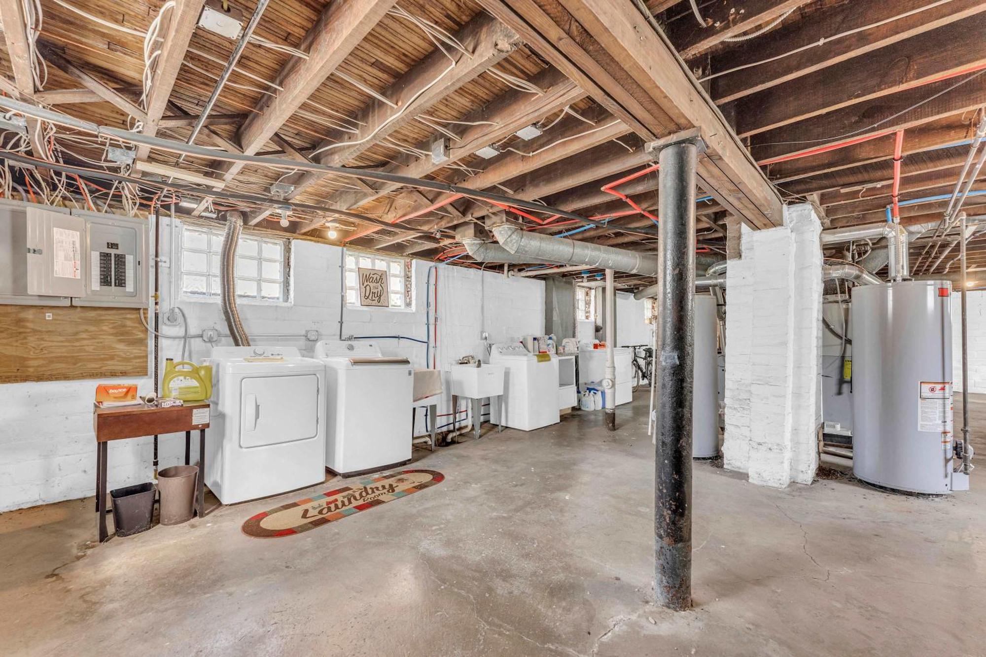 Beautifully Remodeled Duplex In West Blvd Apartment *