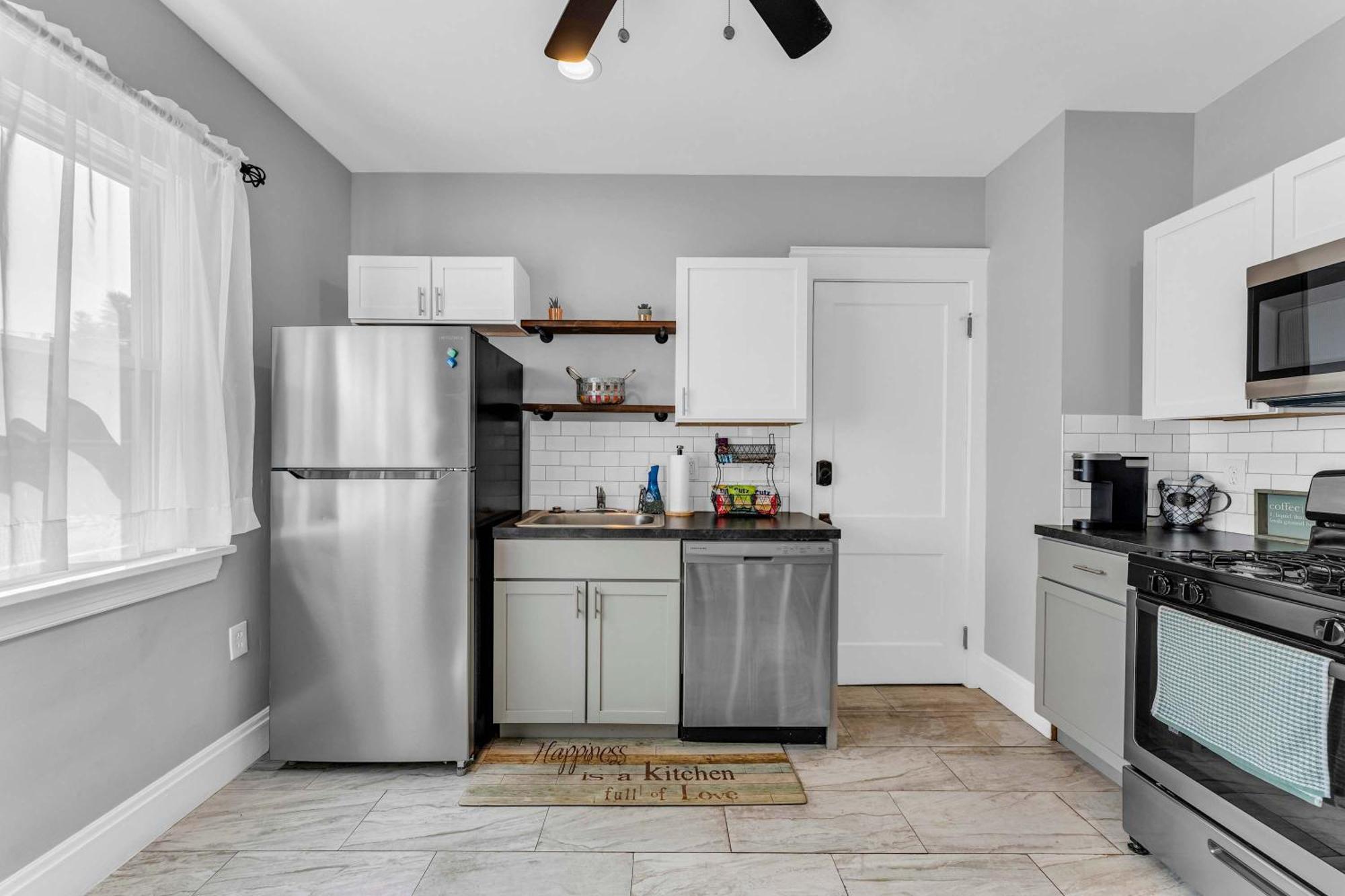 Beautifully Remodeled Duplex In West Blvd