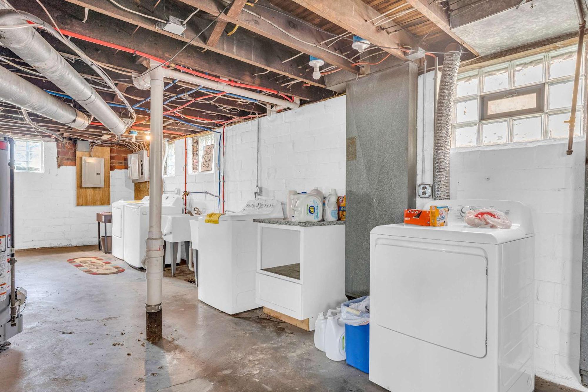 Apartment Beautifully Remodeled Duplex In West Blvd