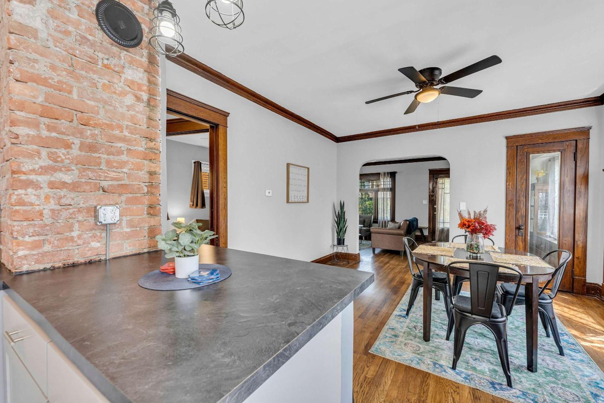 Apartment Beautifully Remodeled Duplex In West Blvd *