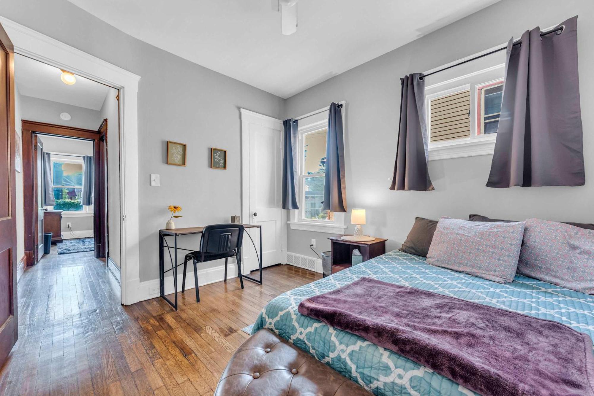 Beautifully Remodeled Duplex In West Blvd Apartment *