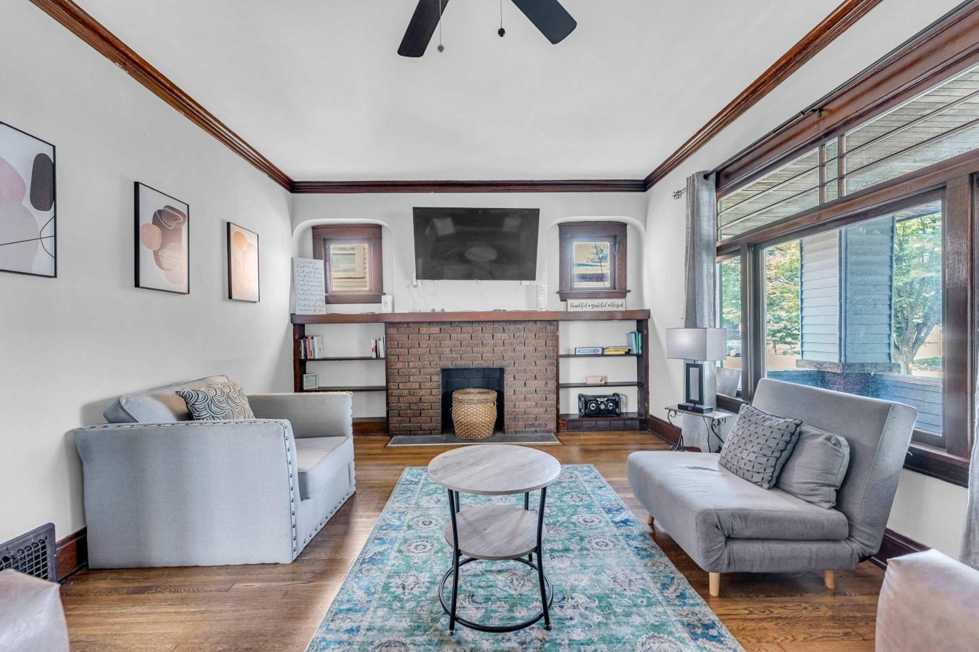 Beautifully Remodeled Duplex In West Blvd Apartment Cleveland