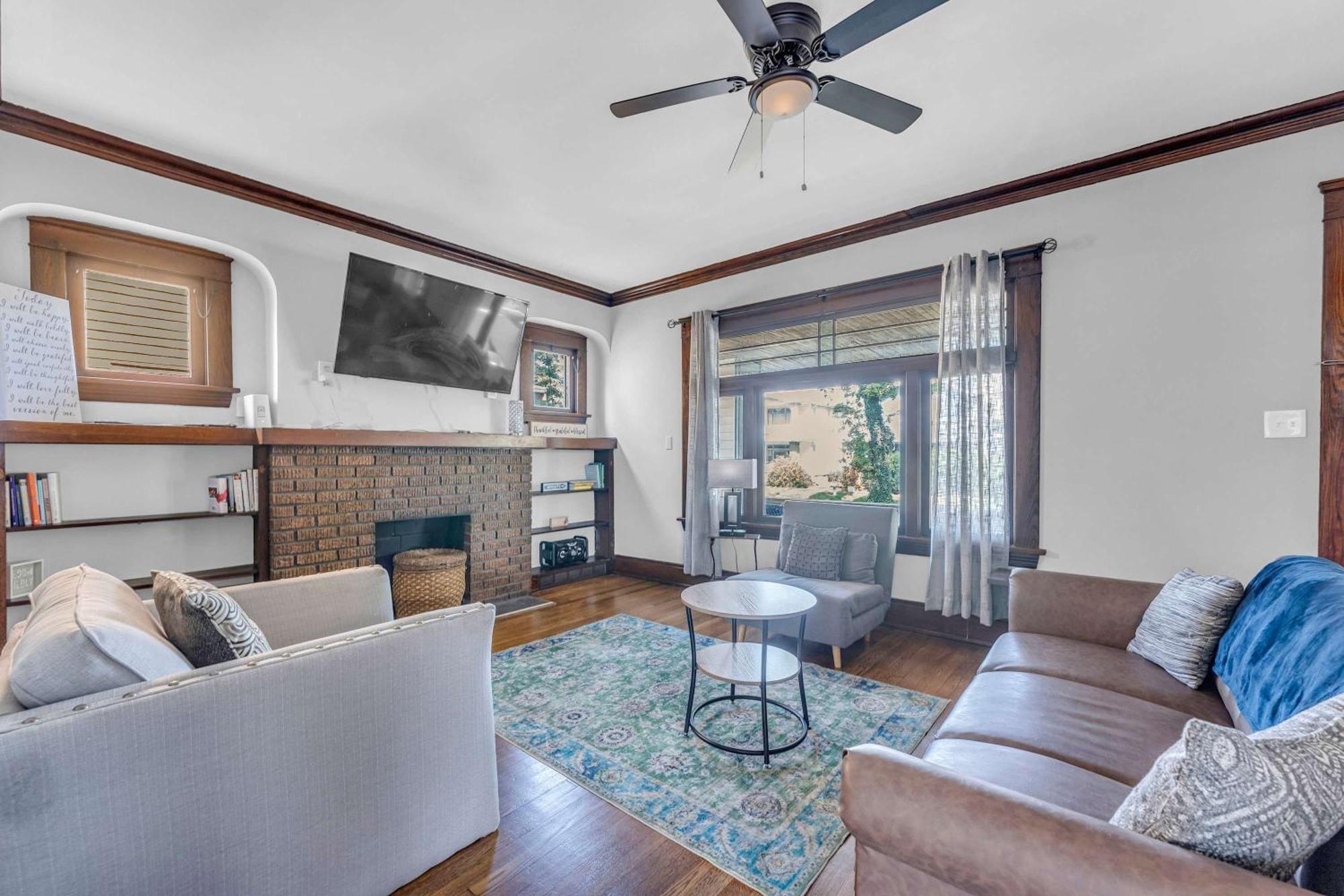 Beautifully Remodeled Duplex In West Blvd Apartment *