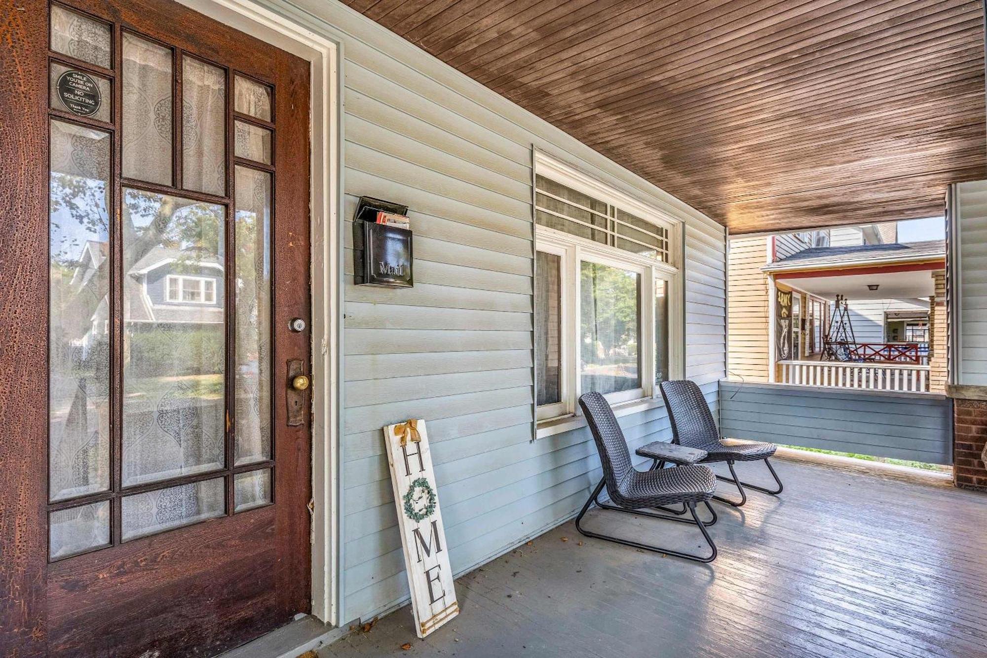 Beautifully Remodeled Duplex In West Blvd Apartment
