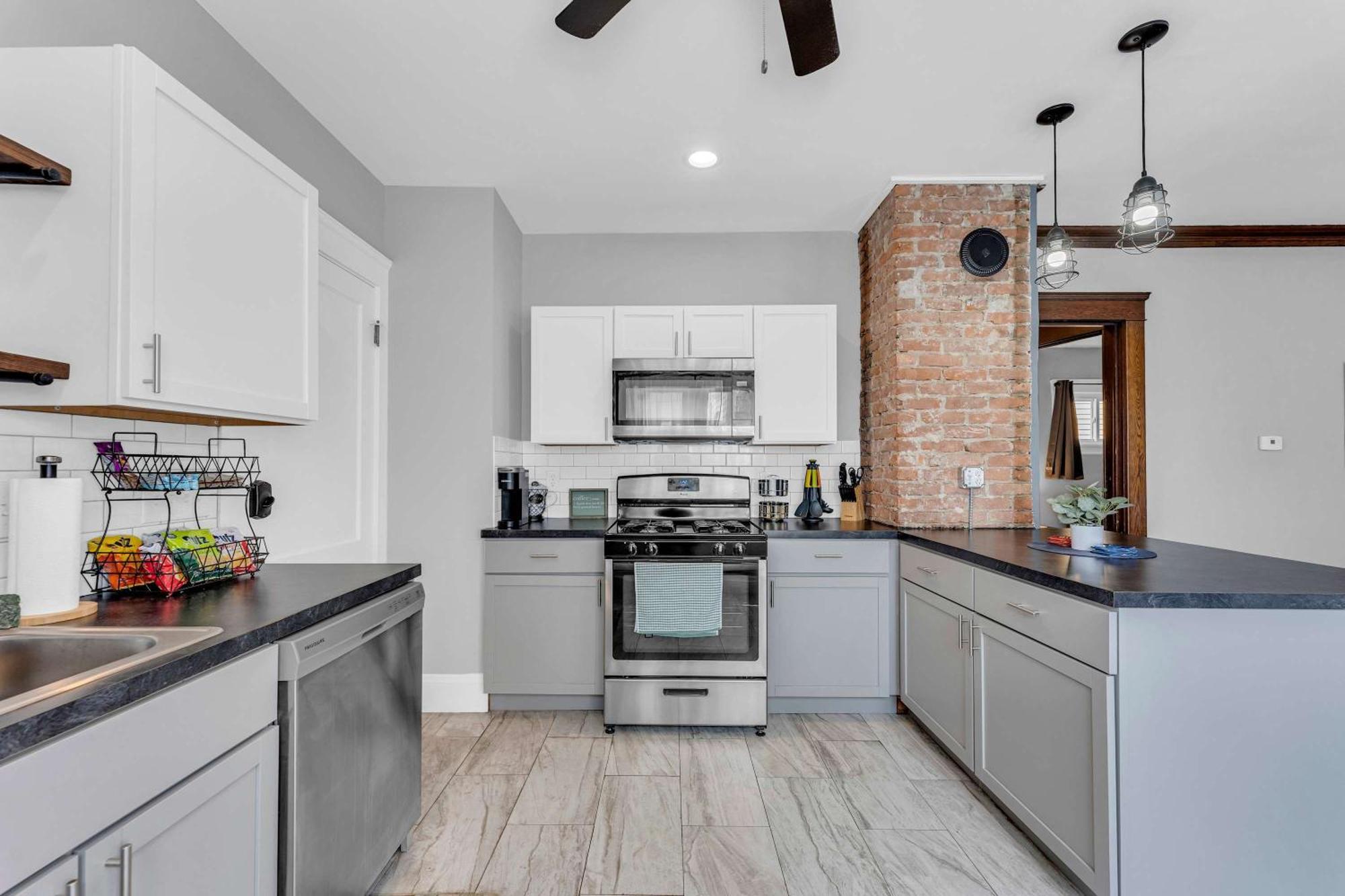 Apartment Beautifully Remodeled Duplex In West Blvd