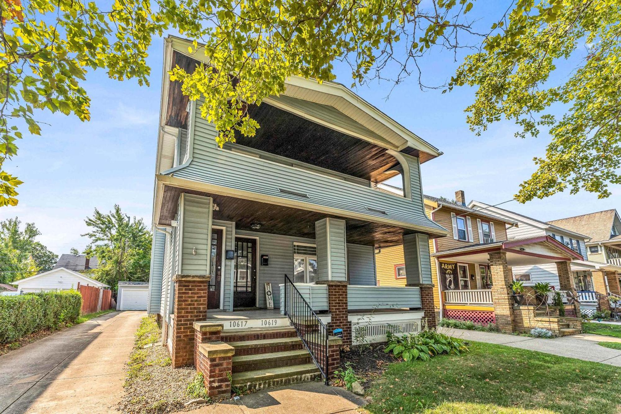 Beautifully Remodeled Duplex In West Blvd Apartment *