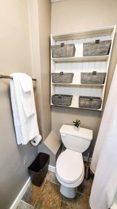 Apartment Stylish King Bed, 2bdrm, 1 Mile To Dtwn, Game Cleveland