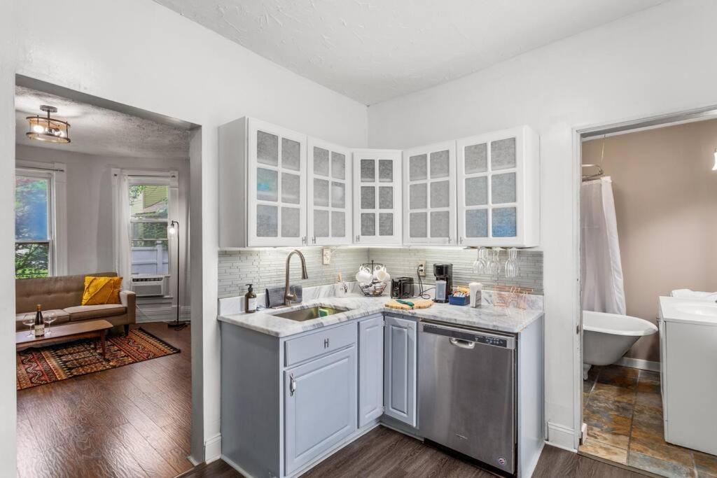 Stylish King Bed, 2bdrm, 1 Mile To Dtwn, Game Apartment Cleveland