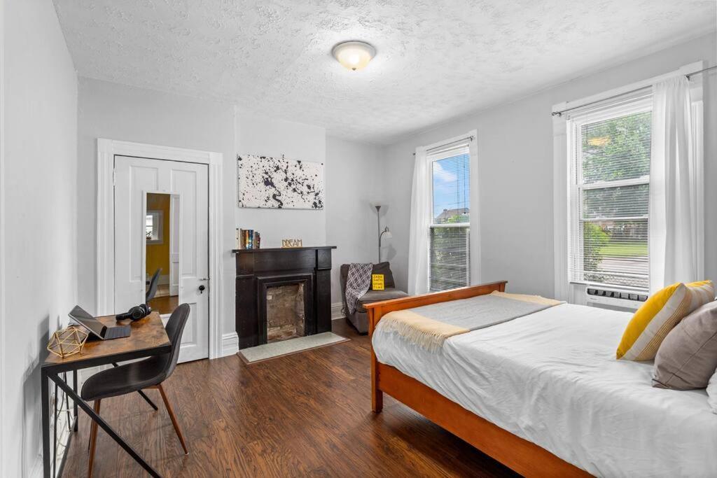 Apartment Stylish King Bed, 2bdrm, 1 Mile To Dtwn, Game Cleveland