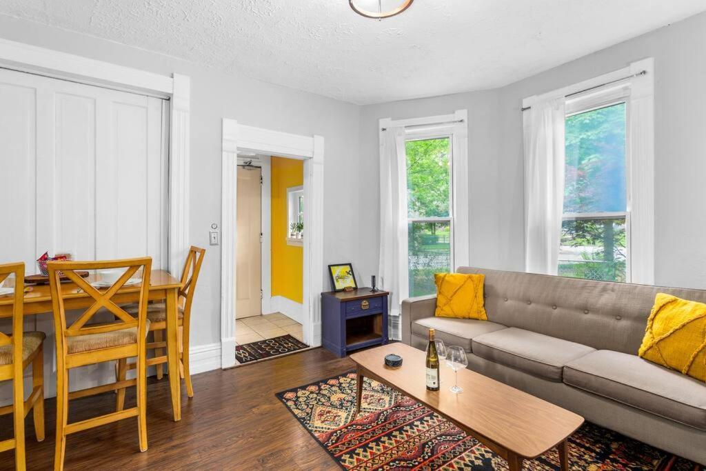 Apartment Stylish King Bed, 2bdrm, 1 Mile To Dtwn, Game *