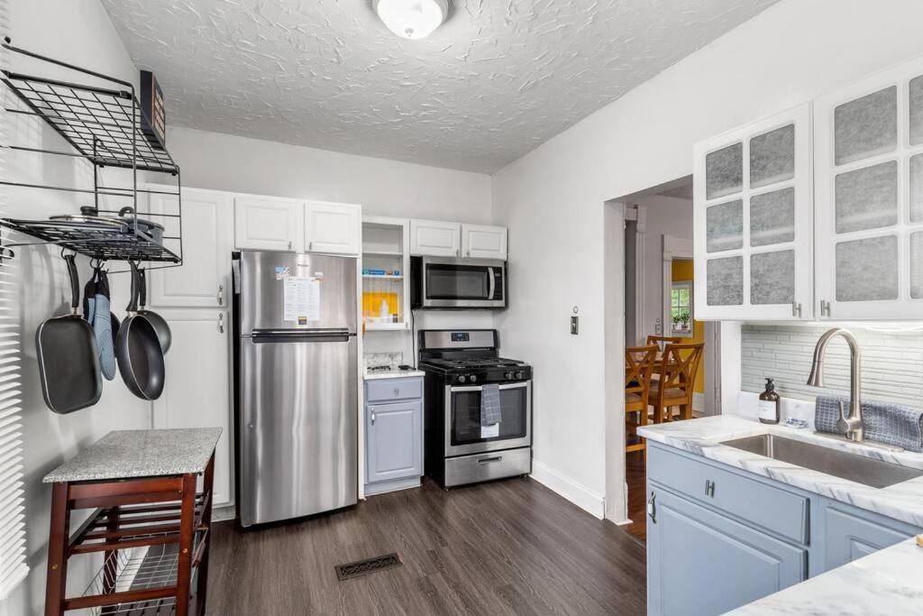 Apartment Stylish King Bed, 2bdrm, 1 Mile To Dtwn, Game Cleveland