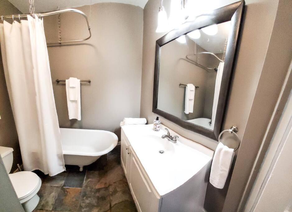 Apartment Stylish King Bed, 2bdrm, 1 Mile To Dtwn, Game *