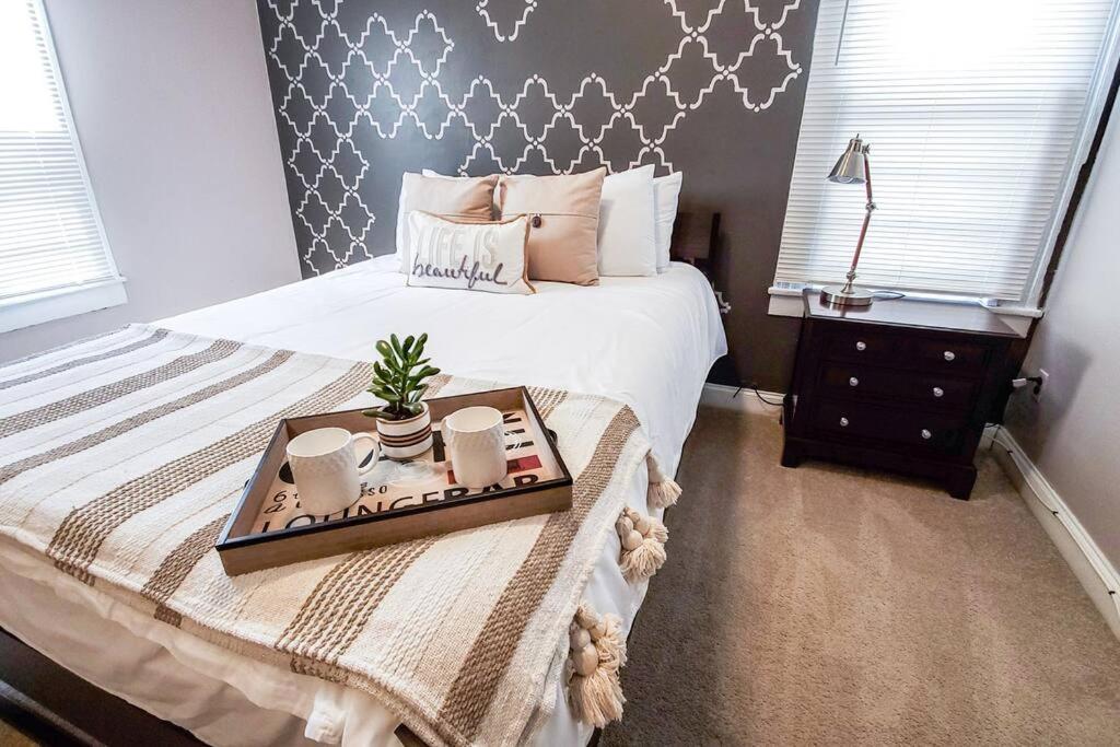 Stylish King Bed, 2bdrm, 1 Mile To Dtwn, Game *