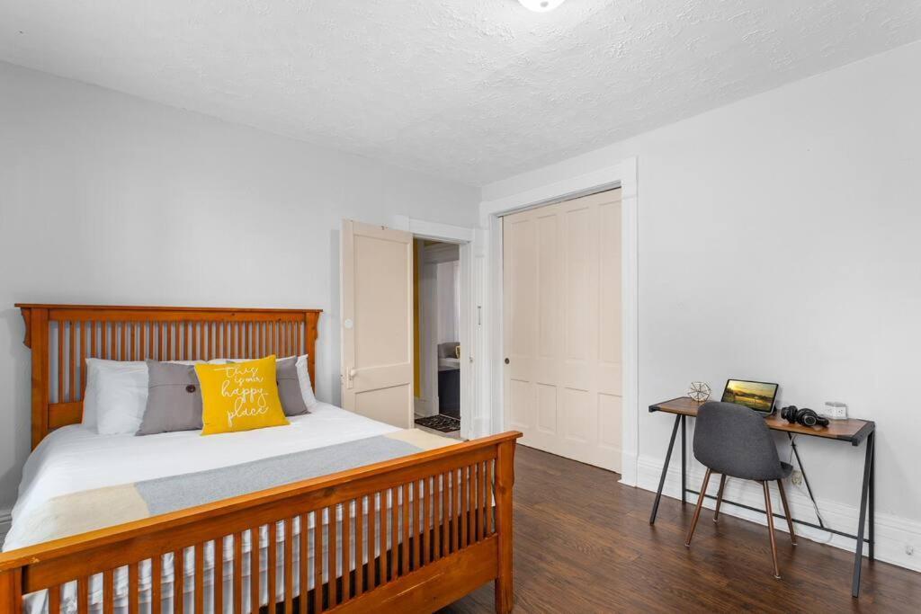 Apartment Stylish King Bed, 2bdrm, 1 Mile To Dtwn, Game Cleveland