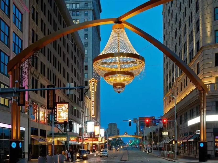 Stylish King Bed, 2bdrm, 1 Mile To Dtwn, Game Apartment Cleveland