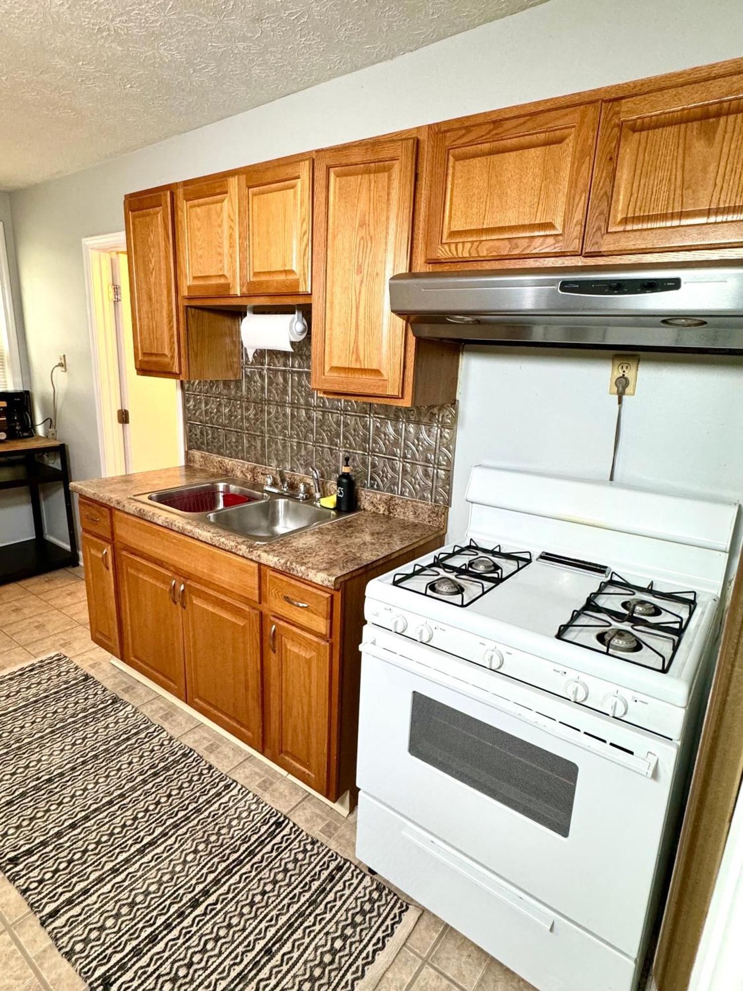 The House Hotels-5 Mins From Downtown-w45th1 Lower Apartment *