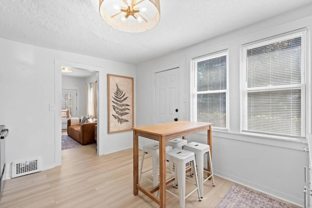 Comfortable 2-bedroom House In 1330 *