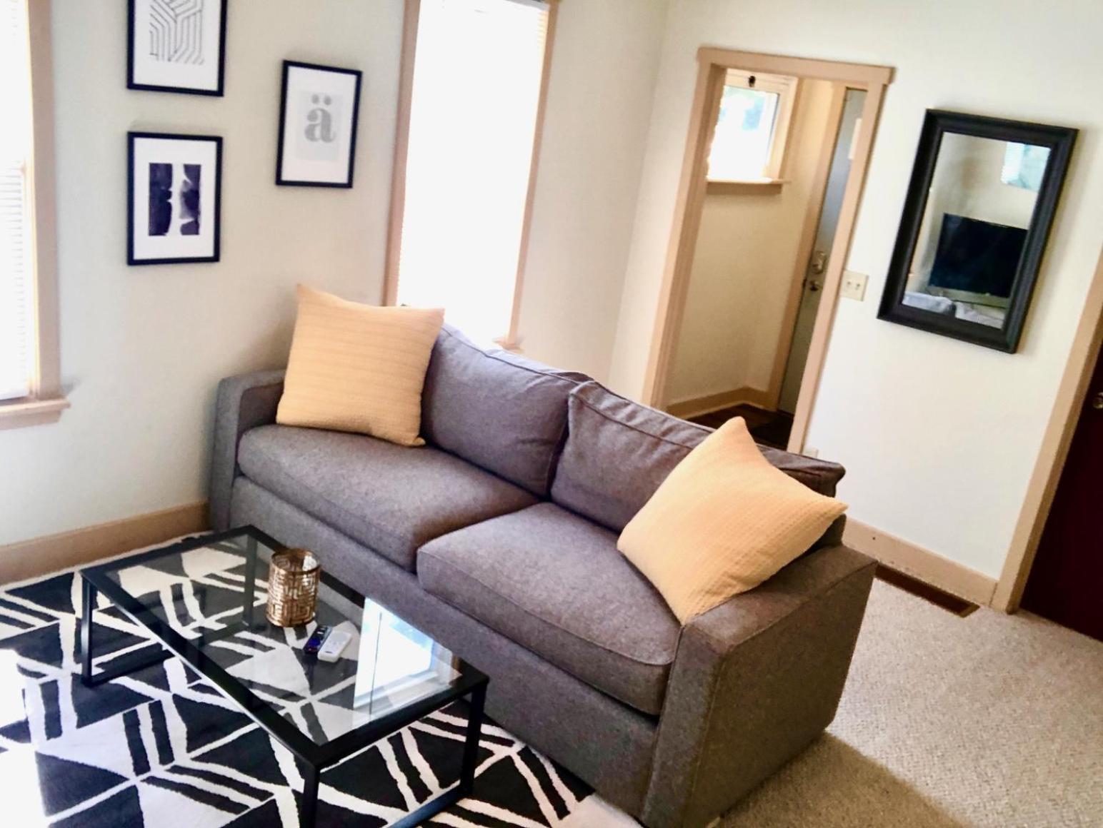 The House - W47th 2 - 5 Minutes From Downtown Holiday home Cleveland
