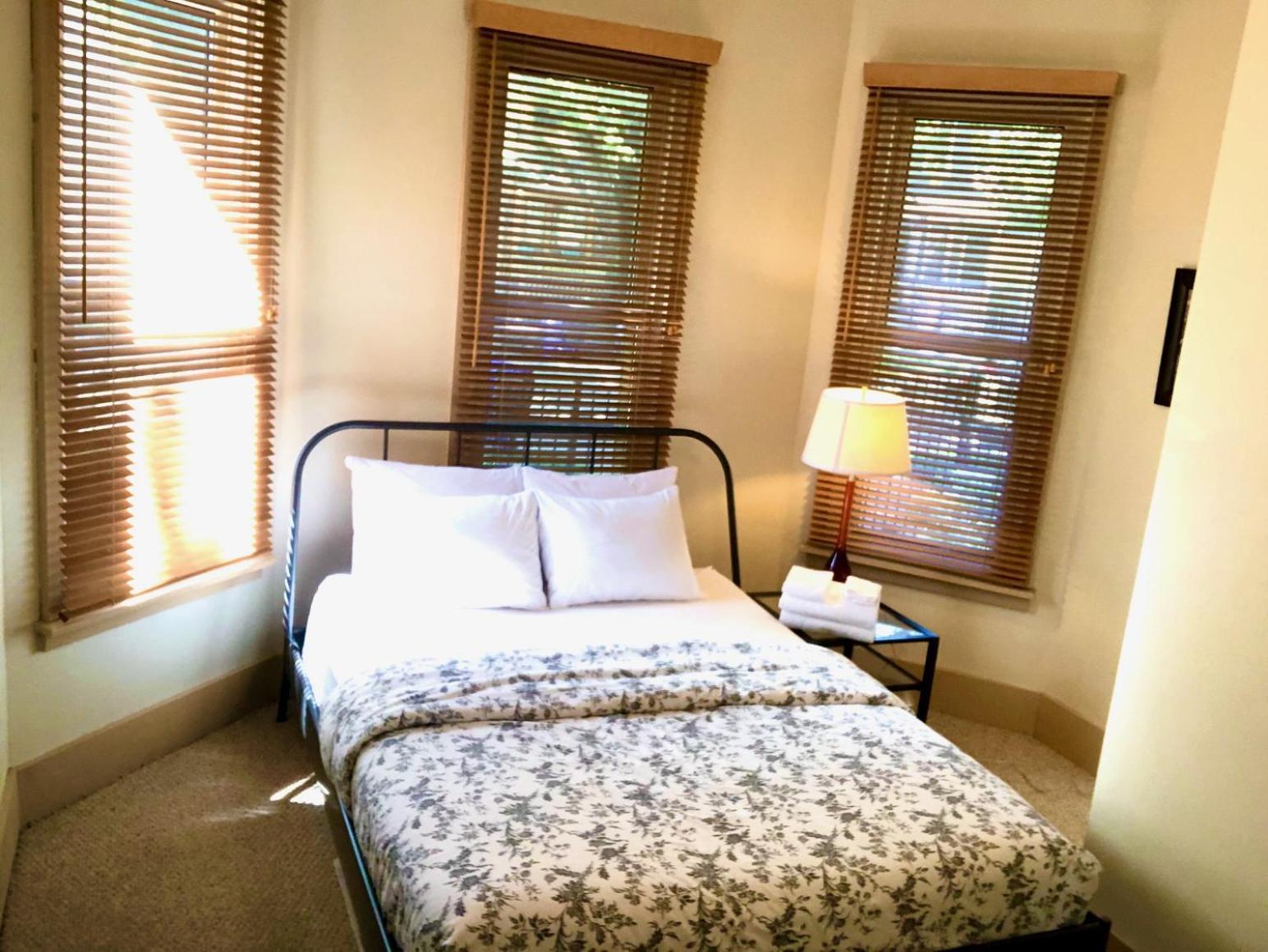 Holiday home The House - W47th 2 - 5 Minutes From Downtown *