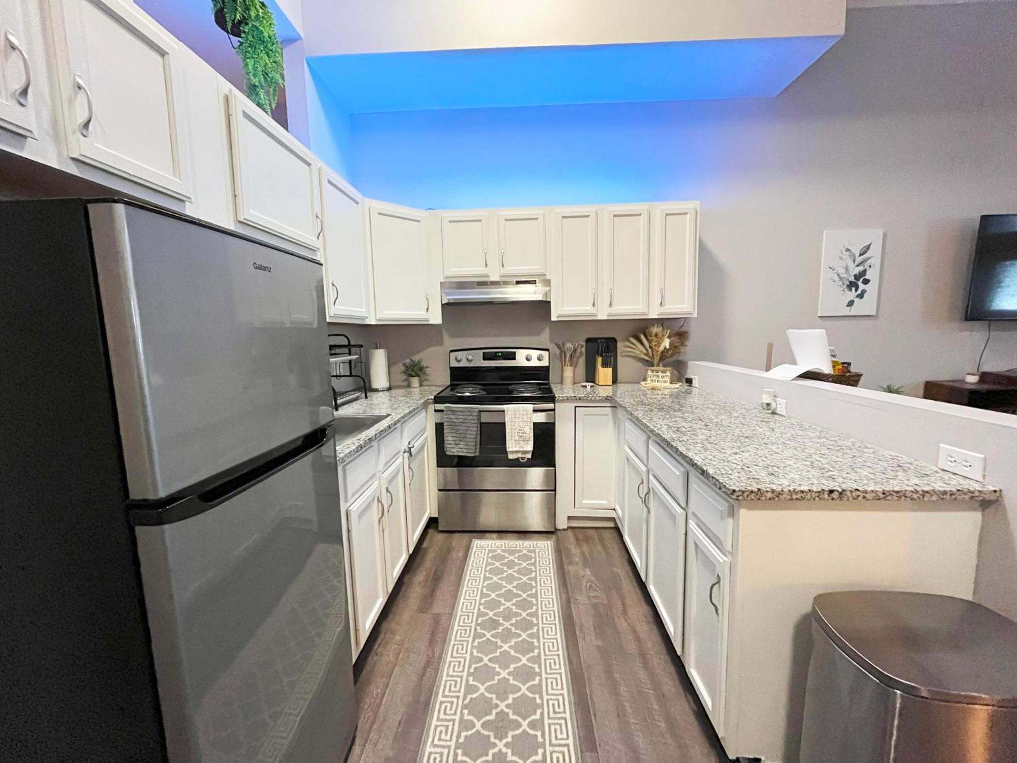 Downtown -modern First Floor Unit Apartment *