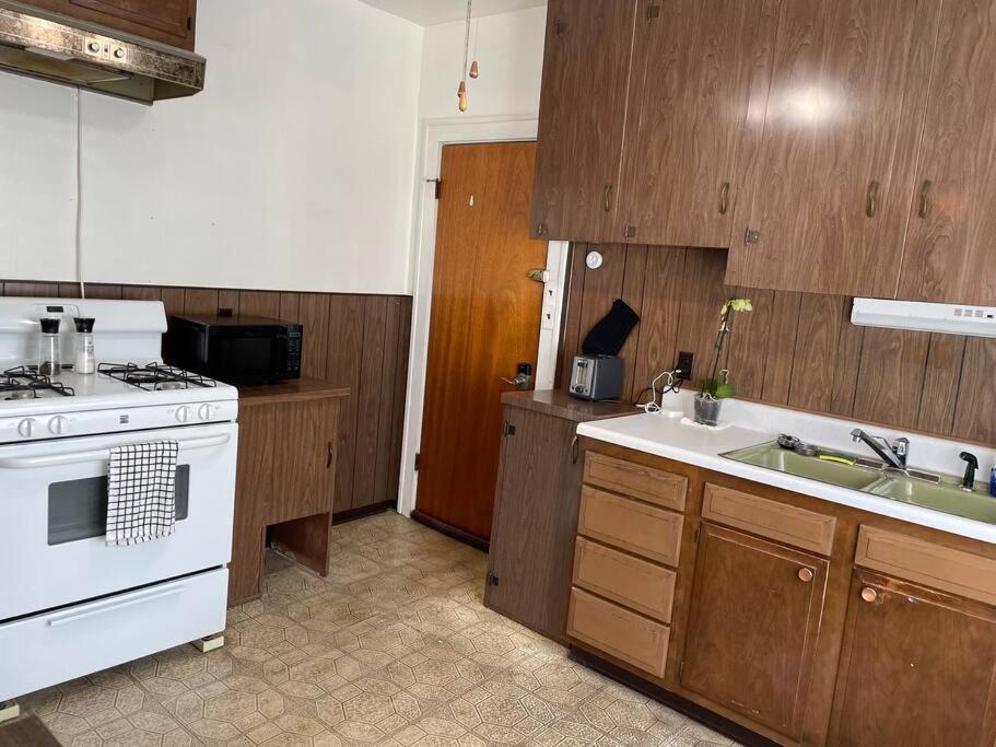 Primo 2 Bedroom 1 Bath Free Parking Airport Clinic Fairview Apartment