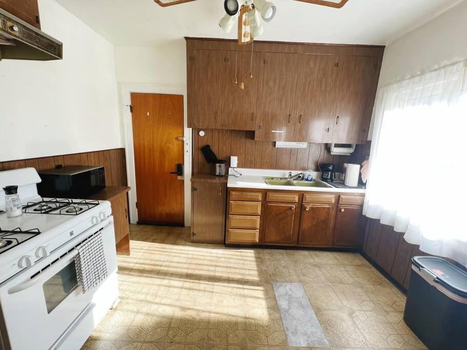Primo 2 Bedroom 1 Bath Free Parking Airport Clinic Fairview Apartment *