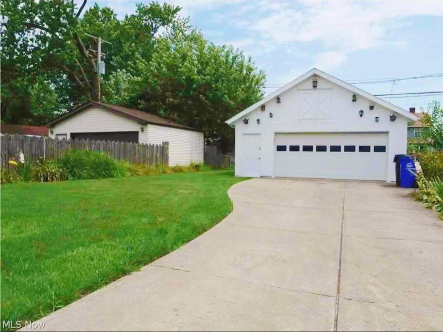 Primo 2 Bedroom 1 Bath Free Parking Airport Clinic Fairview Apartment Cleveland