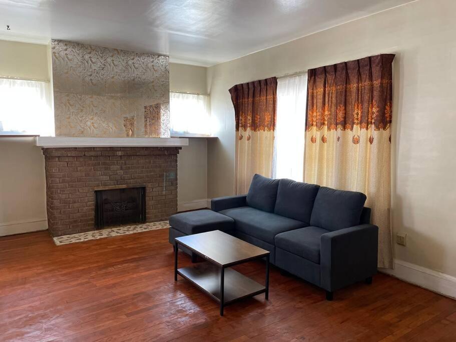 Primo 2 Bedroom 1 Bath Free Parking Airport Clinic Fairview