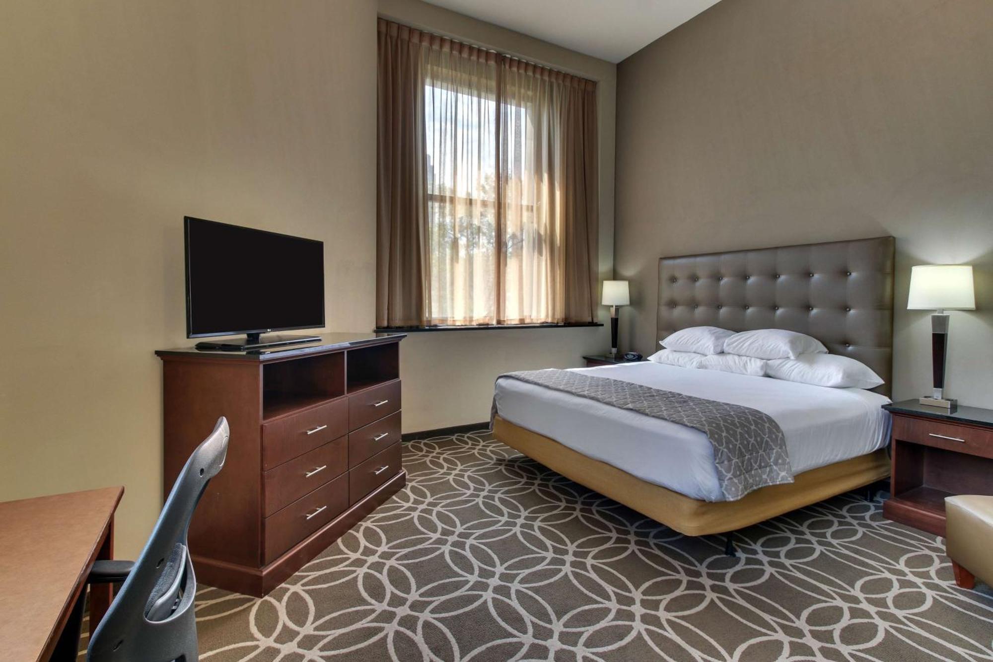 Drury Plaza Downtown 3*