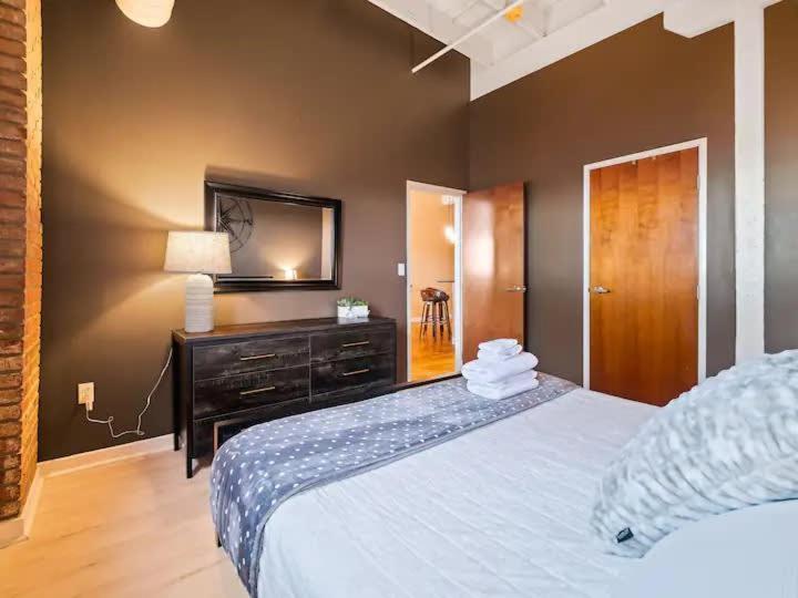 Lakefront Loft - Walk 2 First Energy X Progressive