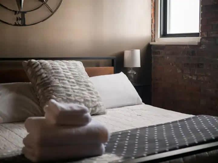 Lakefront Loft - Walk 2 First Energy X Progressive Apartment *