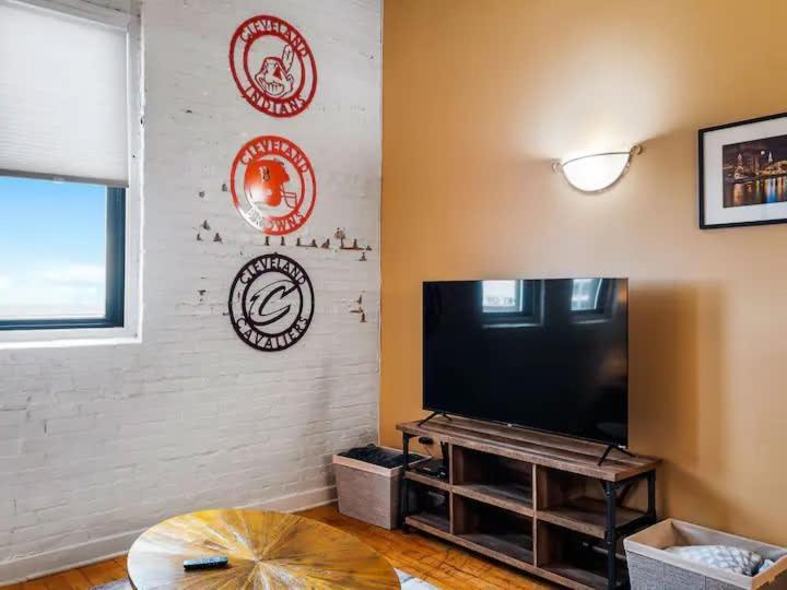 Lakefront Loft - Walk 2 First Energy X Progressive Apartment