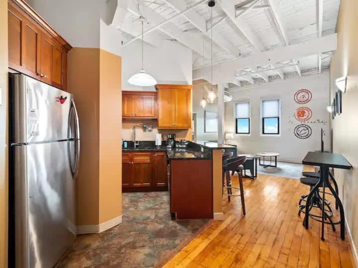 Lakefront Loft - Walk 2 First Energy X Progressive Apartment *