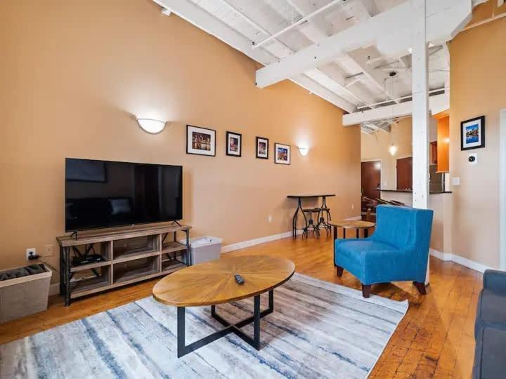 Lakefront Loft - Walk 2 First Energy X Progressive Apartment
