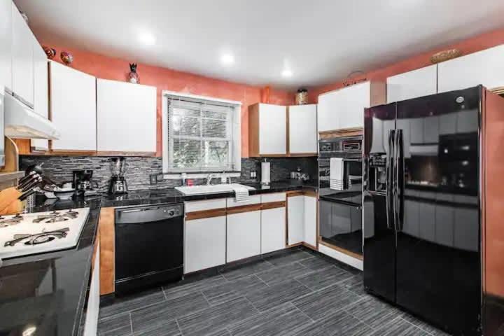 Spacious Family Getaway - Near Clinic Cleveland