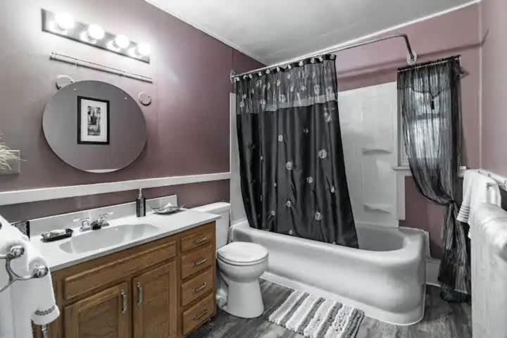 Spacious Family Getaway - Near Clinic Holiday home Cleveland