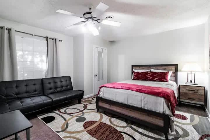 Spacious Family Getaway - Near Clinic *