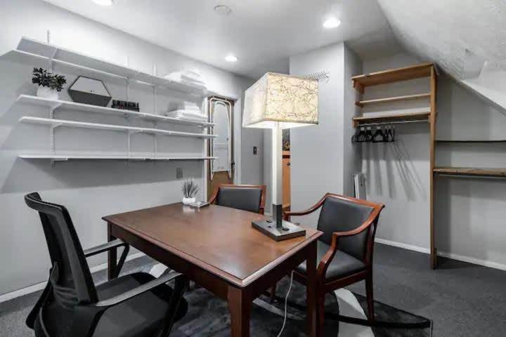 Spacious Family Getaway - Near Clinic Cleveland