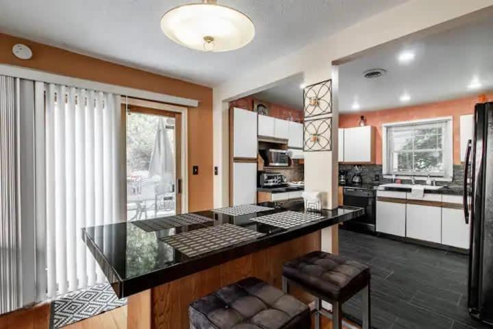 Spacious Family Getaway - Near Clinic Holiday home