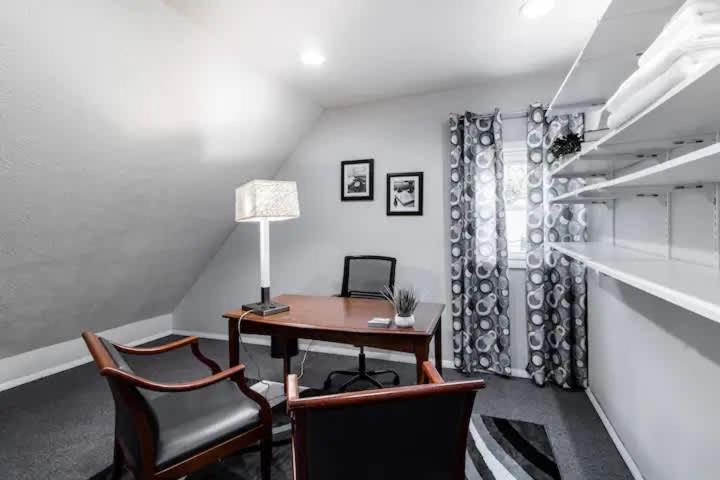 Spacious Family Getaway - Near Clinic *
