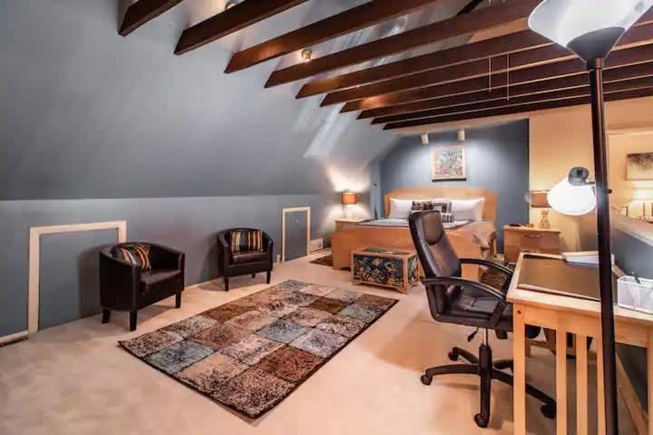 Spacious Family Getaway - Near Clinic *