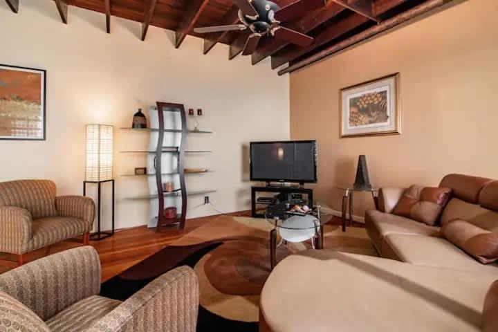 Spacious Family Getaway - Near Clinic