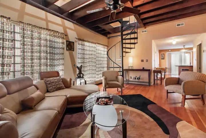 Spacious Family Getaway - Near Clinic *