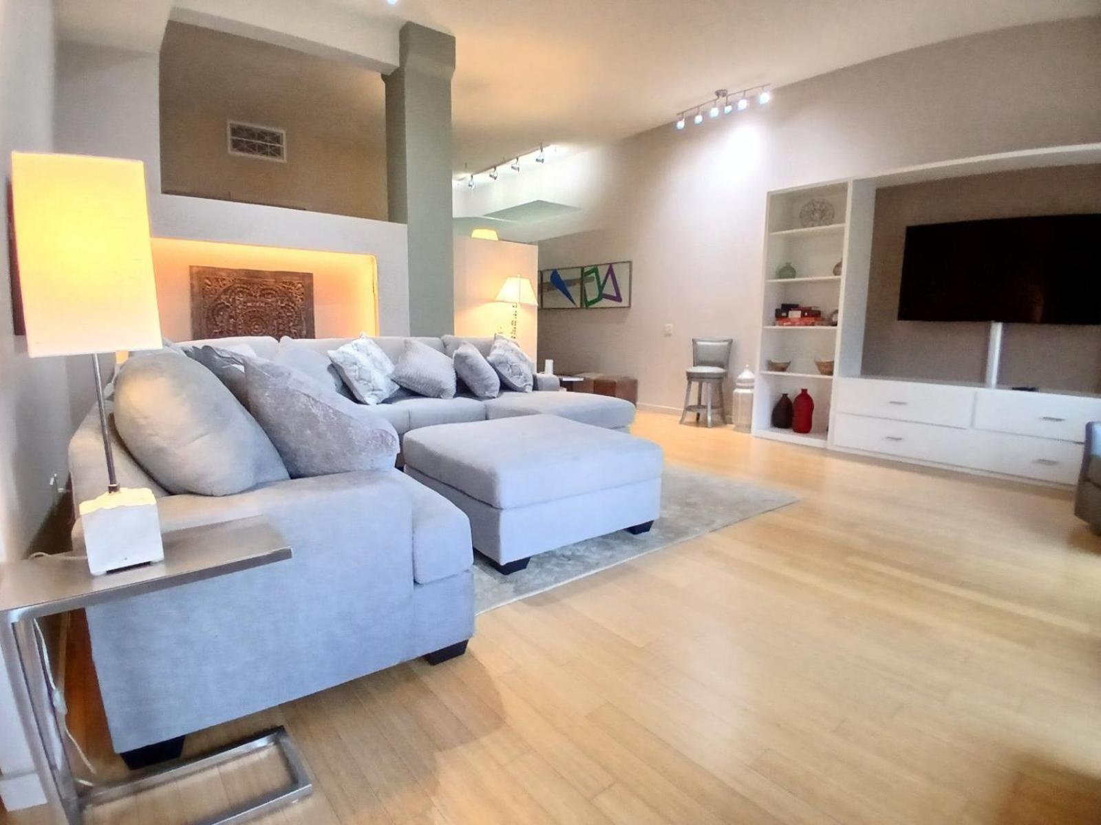 Downtown Cleveland- Steps To Sports & Events Apartment *