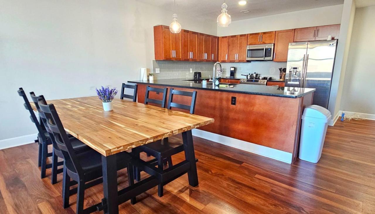 Downtown Sq Stadium, Casino, Rock Hall, Clinic Apartment *