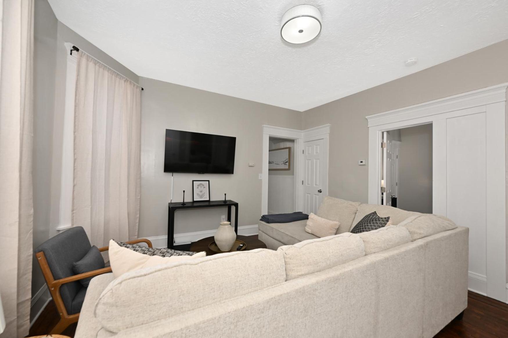 3 Bed Spacious 1st Floor At Tremont Apartment *