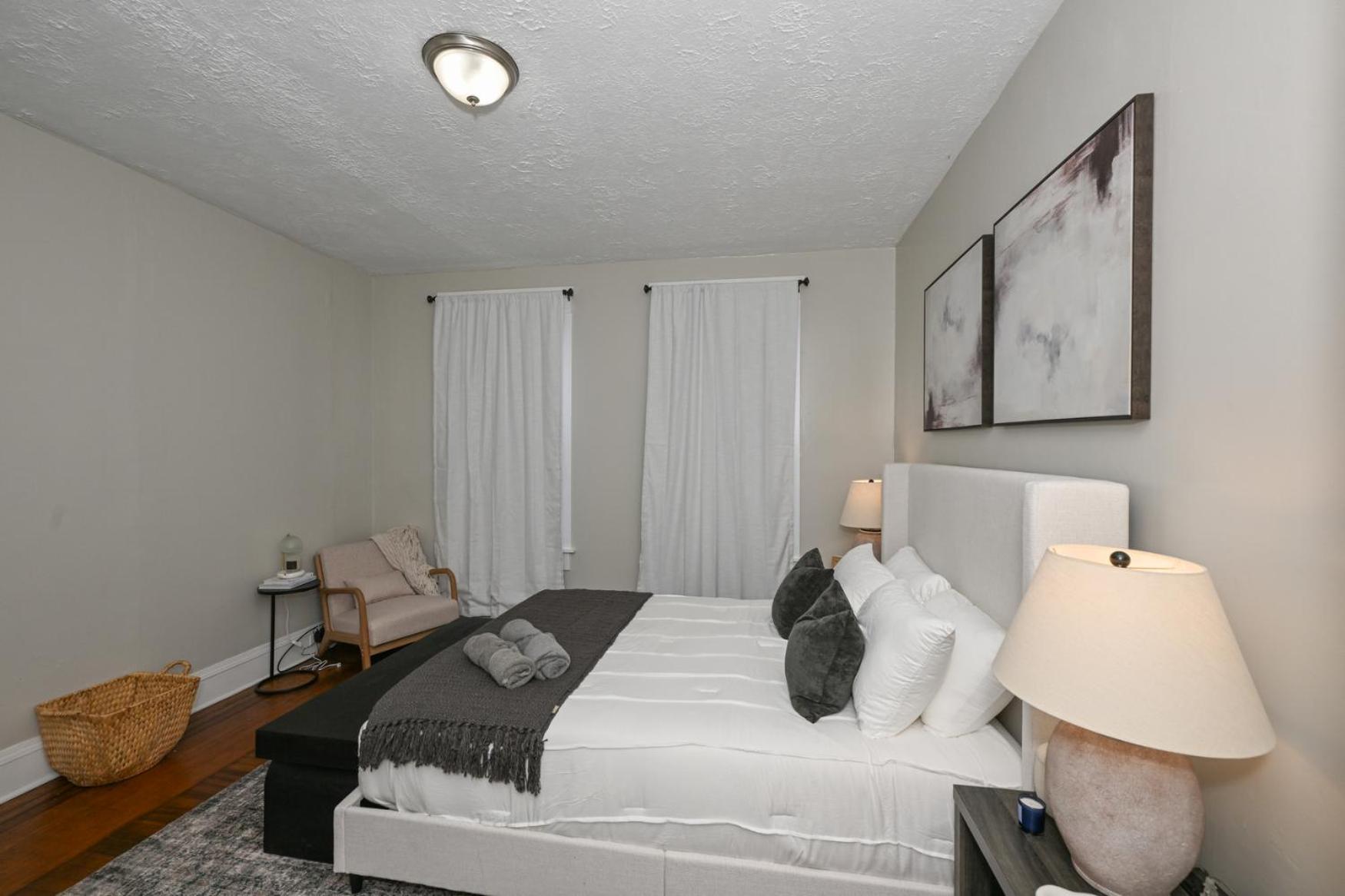 3 Bed Spacious 1st Floor At Tremont Cleveland
