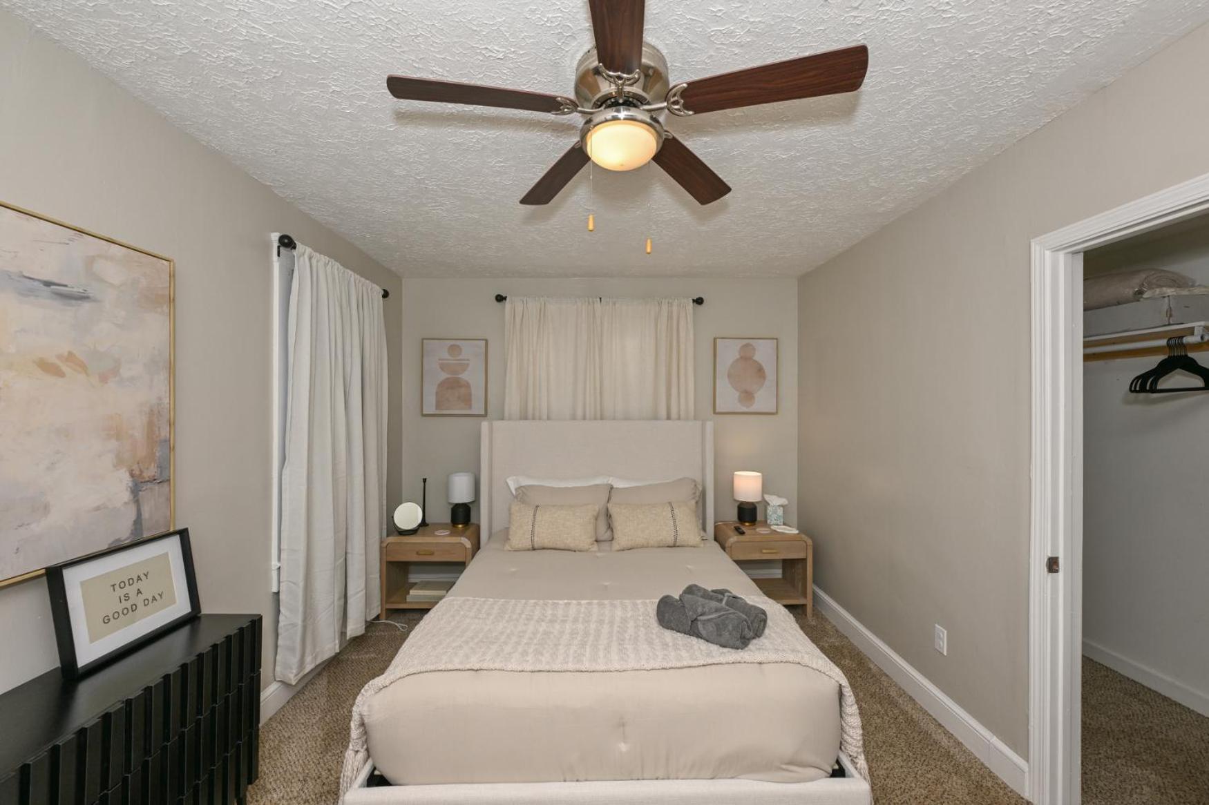3 Bed Spacious 1st Floor At Tremont * Cleveland